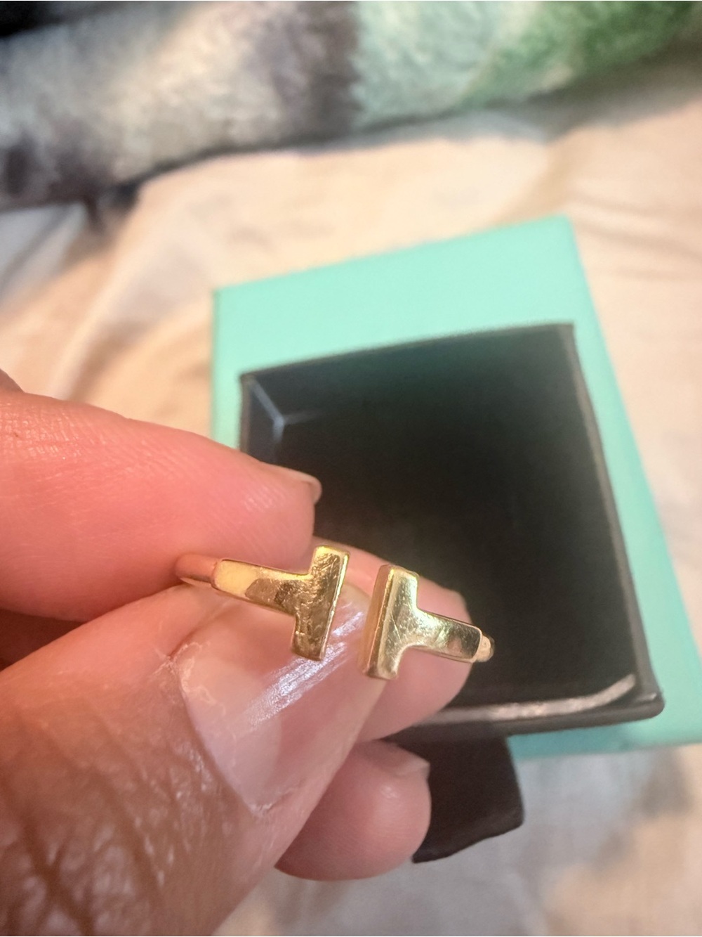 AUTHENTIC Preloved TIFFANY & CO. T Wire Ring in K18 Yellow Gold - Picture 4 of 4